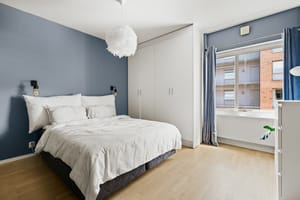 Soverommet fremstår lunt og luftig og er av svært god størrelse 