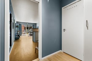 Leiligheten fremstår velholdt og gjennomgående og ved entréen har man den innvendige boden
