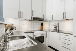 Kjøkkeninnredningen har godt med skap- og skuffeløsninger, samt gode arbeidsflater for matlaging