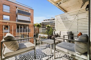 Leiligheten har en stor og lun balkong med god plass til ulike utemøbler og grill
