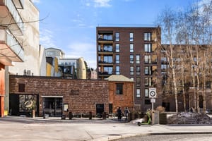 Restaurant Kraft like i nærheten serverer lunsj og middag med hyggelig uteservering