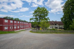 På tunet er det en leaset boligbrakkerigg med 26 moduler. Dette inngår også i dagens utleievirksomhet og fungerer som boliger. 