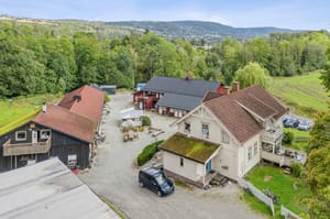 Hovedtunet med hovedhuset, dagskole, administrasjonsbygg med kontorer og overnattingsrom samt fyrhus, hotellbygning (tidligere kurs- og konferansesenter), brakkerigg