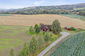 Den tidligere kårboligen ligger på toppen av bakken, og kan egne seg godt som privatbolig litt utenfor resten av tunet