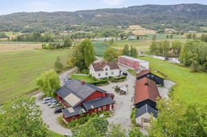 Renskaug Vertsgård selges med en tomt på ca. 80 mål, og med påstående bygninger som to bolighus, dagskole, administrasjonsbygg med kontorer og overnattingsrom samt fyrhus, hotellbygning (tidligere kurs- og konferansesenter), kaldtfjøs m/flislager mm.