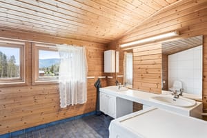 I andre etasje har hovedhuset et bad med dusjkabinett, varmekabler og opplegg for vaskemaskin.