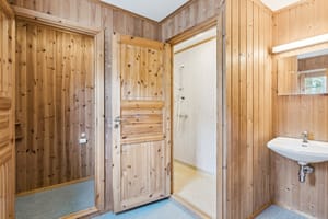 Kårboligen på tomten går over to etasjer, og nede har huset et dusjrom og et separat wc-rom.