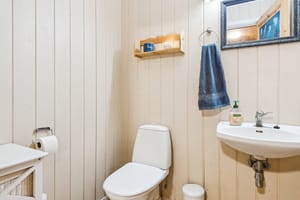 Hovedhuset har et praktisk gjestetoalett i første etasje.