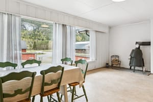 I spisestuen samles venner og familie for hyggelige måltider rundt et langbord.