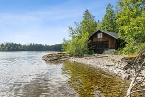 Naust og strand