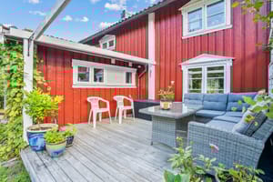 Lun terrasse på våningshuset 