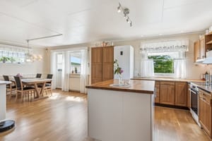 Romslig kjøkken med utgang til veranda