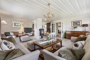 Stua er romslig, dobbeldør fra TV-stua er både praktisk og elegant