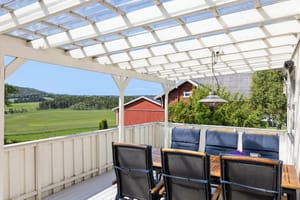 Morgensola får du fra veranda i syd med utgang fra kjøkkenet