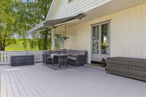 Det er også romslig terrasse med utgang fra stue