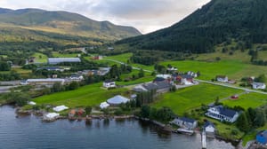 Eiendommen ligger 7,5 km fra kommunesenteret Fiskå