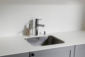 Kjøkkeninnredning med profilerte fronter. Laminat benkeplate med nedfelt vaskekum