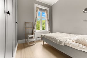 Hovedsoverom med god plass til dobbeltseng og romslig plassbygget garderobeløsning