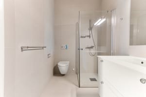 Delikat flislagt baderom fra 2015 med gulvvarme
