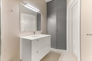 Plassbygget skap for ekstra lagring og med tilrettelagt plass for vaskemaskin og tørketrommel 