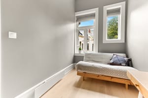 Her har man fint plass til en seng eller sovesofa samt garderobeløsning 