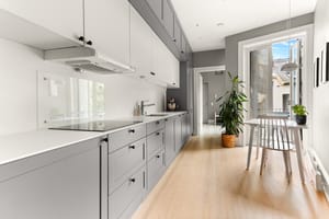 Kjøkkenet byr på integrerte hvitevarer som kjøl/fryseskap, platetopp, stekeovn, oppvaskmaskin og micro