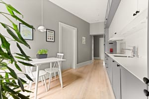 På kjøkkenet har man også fint plass til et spisebord