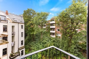 Balkongen ligger vendt mot bakgård