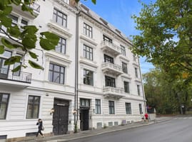 Leiligheten har en svært attraktiv beliggenhet i et område som kombinerer klassisk bygårdsidyll med moderne byliv