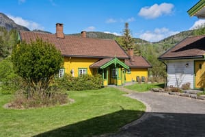 Det "nye" våningshuset ble ombygd og renovert i 1997 og fremstår solid