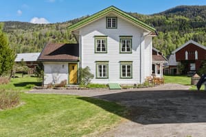 Det opprinnelige våningshuset er nylig oppgradert med nytt kjøkken og bad, og har bla. 4 soverom