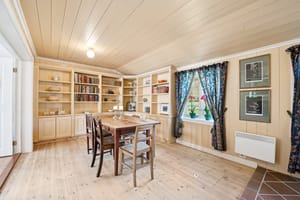 Videre fra stuen er det adkomst til en flott spisestue