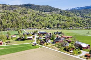 Tunet er ca. 8 km fra Seljord sentrum. Flatdal har har både skole, barnehage og dagligvarebutikk