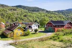 Velkommen til dette flotte gårdsbruket i landsbyen i Flatdal i Seljord kommune