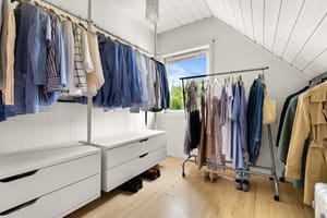 Det fjerde soverommet i hoveddelen har i dag blitt benyttet som walk-in garderobe