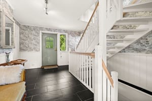 Herfra har man tilgang til hoveddelens loft- og kjelleretasje