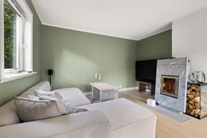 God plass til sofa og en naturlig samt behagelig TV sone 