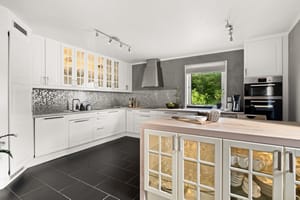 Kjøkkenet har et moderne med herskapelig design