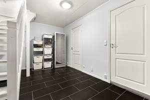 Kjeller i hoveddel hvor du har tilgang til vaskerom/bad og en romslig bod for ekstra langring