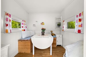 Til stor glede for de minste har hagen også blant annet en hvitmalt og romslig lekestue 