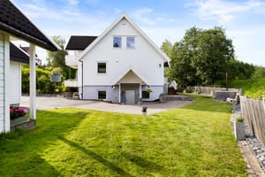 Utleiedelen har sin egen separate overbygde inngang fra gårdsplass