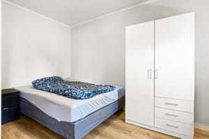Romslig soverom med plass til dobbeltseng og garderobeløsning. I tillegg er det et romslig disponibelt rom som tidligere har blitt benyttet som ekstra soverom/gjesterom