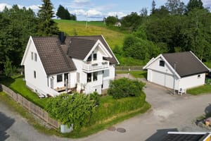 Velkommen til denne svært velholdte og innholdsrike eneboligen i Lysverkbakken 8