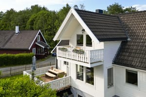 Begge terrassene ligger sydvestvendt og har gode solforhold
