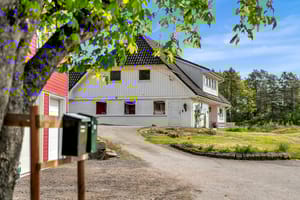 Eiendommen sett fra veien 