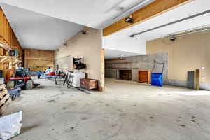 Garasjeuthus i underetasjen med lagringsplass. 