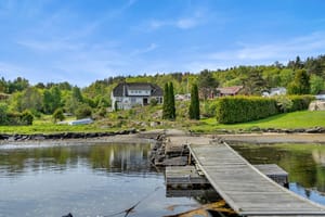 Det er rett til båtplass på flytebrygga nede ved fjorden
