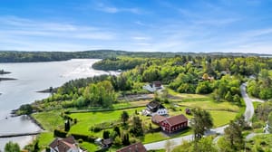 Tunet består av et herskapelig våningshus fra 1980, plassert høyt og fritt på tomten med god avstand til naboer