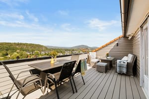 Privat takterrasse på hele 20kvm med god plass til ulike utemøbler og grill, samt gode solforhold uten innsyn