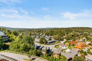 Leiligheten ligger på attraktive Slependen med store fine uteområder og kort avstand til alt du trenger i hverdagen